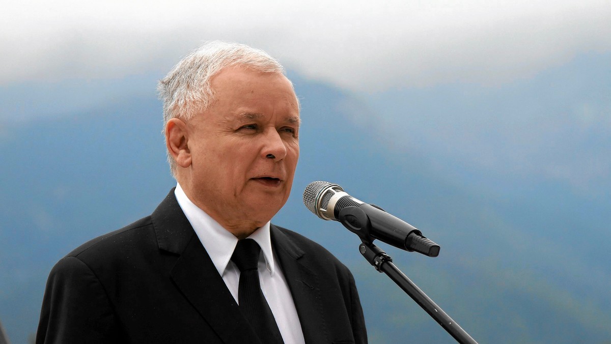 Jarosław Kaczyński stworzył biznesowo-polityczny konglomerat, w skład którego wchodzi partia oraz zaprzyjaźnione fundacje i firmy. (...) Mechanizm jest podłączony do publicznych pieniędzy w postaci dotacji dla PiS. Na dodatek czapą dla całej maszynerii jest fundacja, której patronuje nieżyjący brat prezydenta - czytamy w "Newsweeku" w artykule o finansach Prawa i Sprawiedliwości, gdzie możemy m.in. przeczytać, ile kosztuje ochrona Jarosława Kaczyńskiego. PiS już zapowiedziało pozew w tej sprawie.