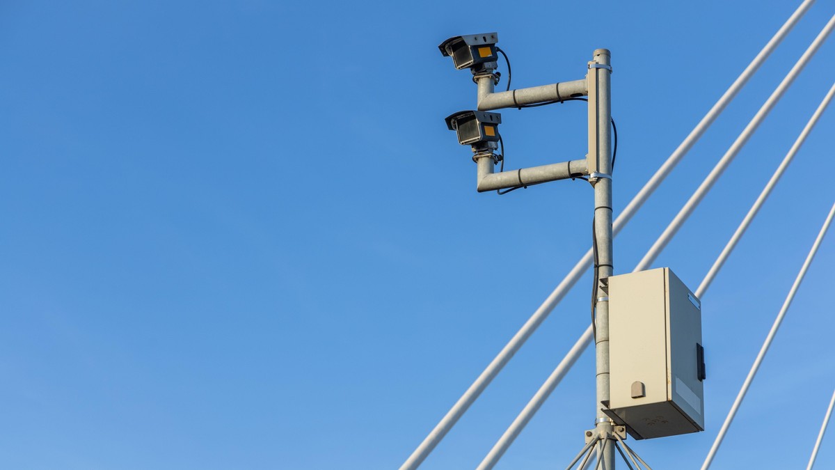 Nadzorna kamera na mostu - ilustracija