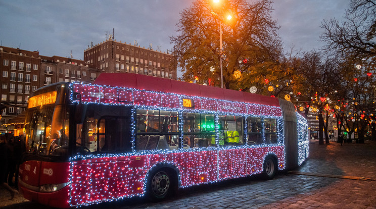 Decemberben újra Budapest utcáin közlekedik a Mikulásbusz / Fotó: MTI/Balogh Zoltán