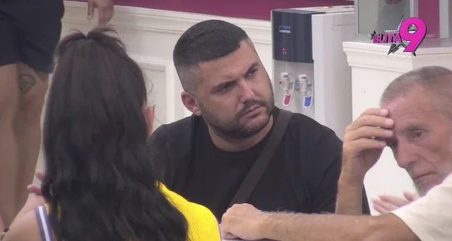 "RODITELJI TE SE STIDE, NORA TI OVO NEĆE OPROSTITI!" Rijaliti učesnica žestoko ponizila Asmina pred svima, on nije izdržao pritisak pa pobegao od stola
