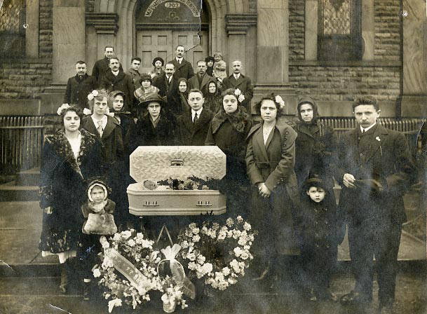 Pogrzeb dziecka w 1920 r. w otwartej trumnie. Zdjęcie zostało zrobione przed Zjednoczonym Kościołem Calvin w Toledo w stanie Ohio w USA