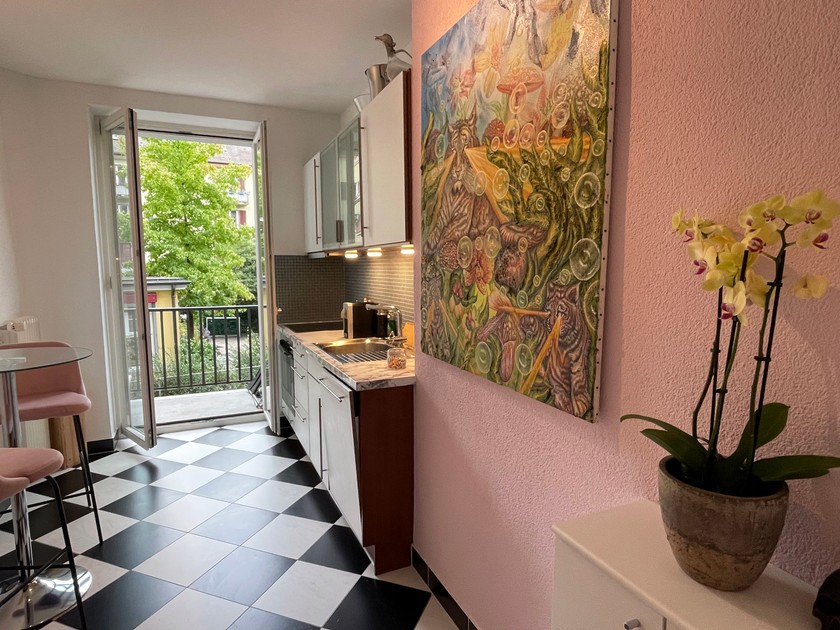 Dans la cuisine, c’est le rose qui domine. 