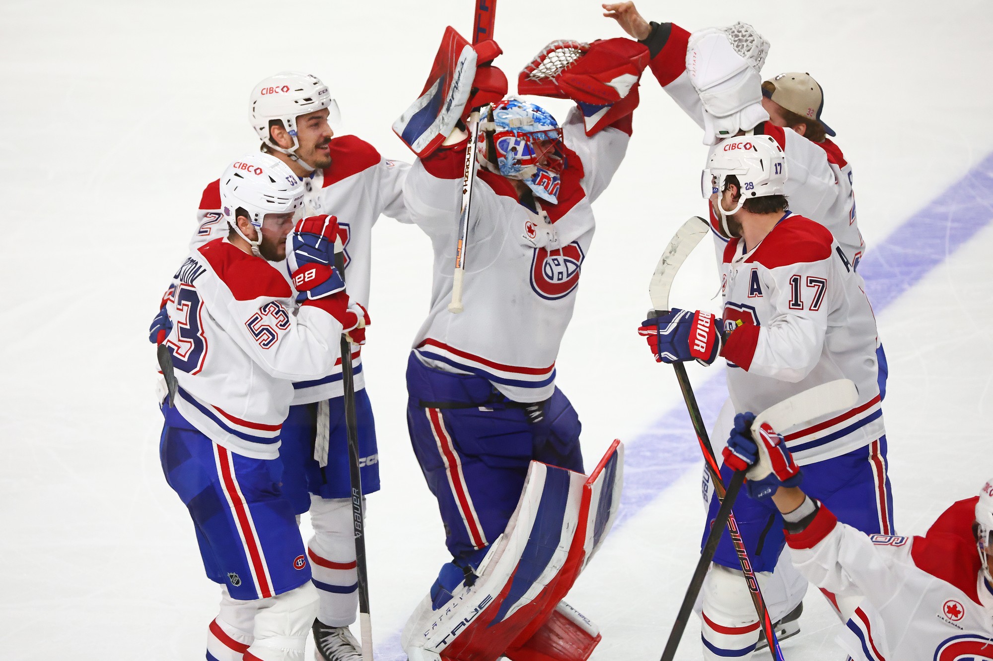 Hokejisti Montrealu Canadiens sa radujú z výhry. 