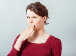 Przykry zapach z ust? 6 na 10 osób ma ten problem