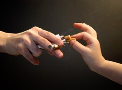 Więzienie za poczęstowanie dziecka papierosem