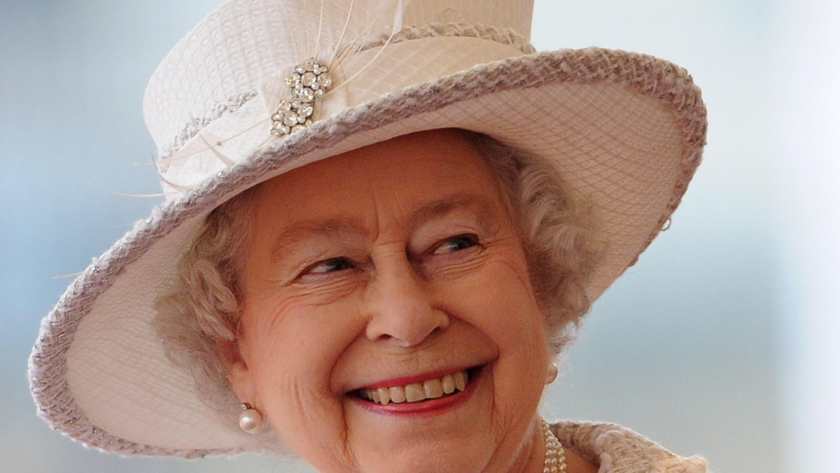 Brytyjska monarchini najwyraźniej ma kłopoty ze znalezieniem ogrodnika do Pałacu Buckingham. W październiku oferowano za tę pracę 15 750 funtów rocznie. Teraz królowa gotowa jest zapłacić trochę więcej.