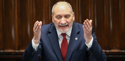 Macierewicz zamienił komisję smoleńską w komedię!