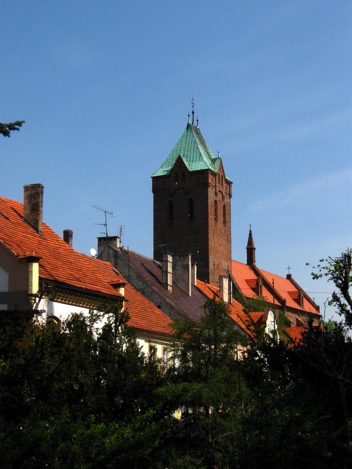 Byczyna - wieża kościoła św. Mikołaja górująca nad zabudowaniami