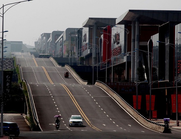 Vehicles travel on a wavy road in Chongqing