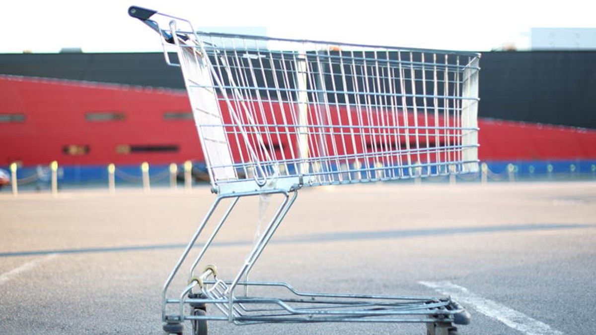 Brytyjskie Tesco, trzecia co do wielkości sieć detaliczna świata, zamierza wypracować nową strategię dla amerykańskiej sieci Fresh &amp; Easy, która wciąż przynosi straty. Zmiany mogą się zakończyć sprzedażą lub nawet likwidacją sklepów.