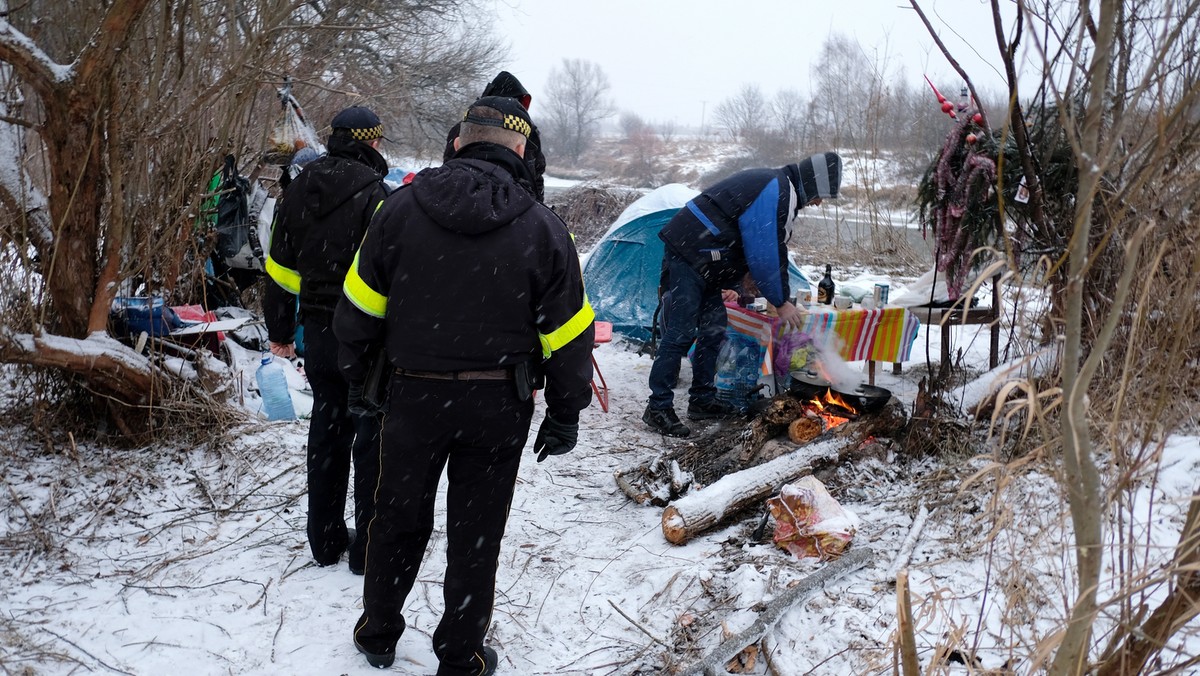 Rządowe Centrum Bezpieczeństwa apeluje, aby przekazywać informacje o osobach, które potrzebują pomocy, pod numer alarmowy 112. - Tylko wczoraj z powodu wychłodzenia zmarły trzy osoby. Od początku listopada to już 76 osób - powiedziała rzeczniczka RCB Anna Adamkiewicz.