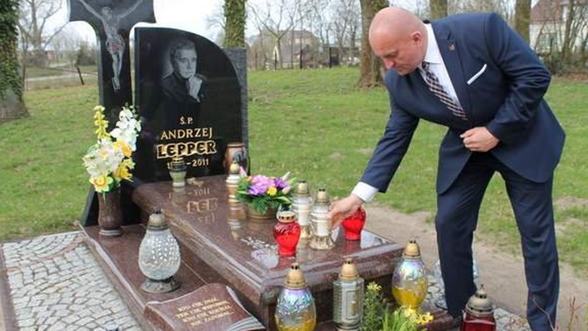 Kandydat na prezydenta RP z ramienia Ruchu Narodowego, Marian Kowalski, w Krupach w gminie Darłowo wraz z żoną zapalili znicze na grobie Andrzeja Leppera.