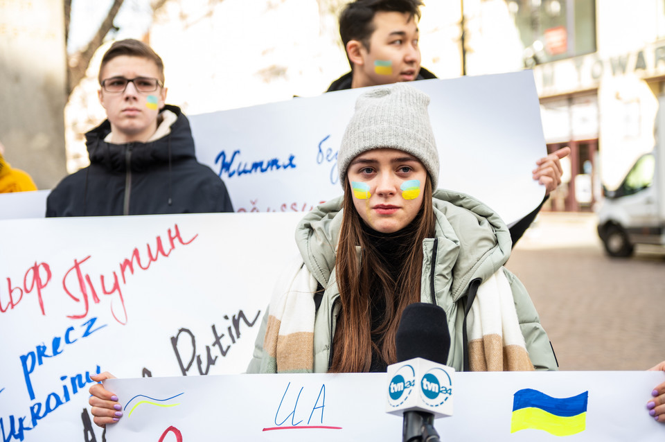 Toruń, Rynek Staromiejski, pod pomnikiem Kopernika. Studenci z Ukrainy i nie tylko zamanifestowali solidarność z zaatakowaną przez Rosję Ukraina