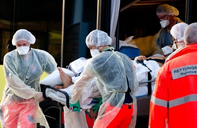 Ratownicy transportują rannego żołnierza do szpitala wojskowego w Kijowie. 20 rannych żołnierzy zostało następnie przewiezionych do szpitala wojskowego w Hamburgu.