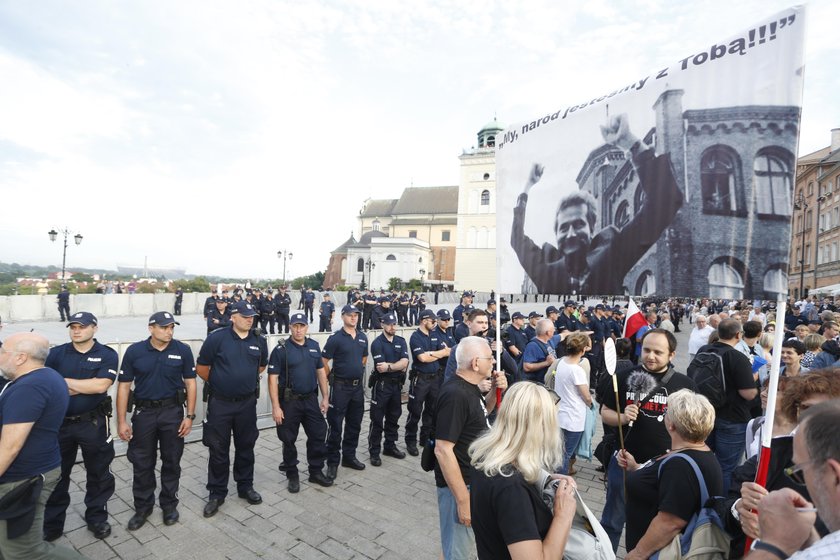 Obchody miesięcznicy smoleńskiej. Krakowskie Przedmieście odgrodzone