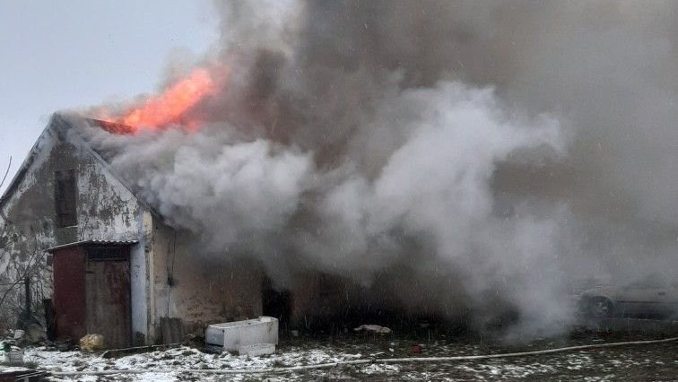 Z płonącego domu policjanci wynieśli 85-letnią kobietę i 28-letniego mężczyznę 