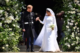 A királyi esküvőkön a menyasszonyok tradicionálisan brit tervezői ruhát viselnek: annak ellenére, hogy a ruha tervezője a brit Clare Waight Keller, a sussex-i hercegné volt az első, aki ezt a szabályt megtörte a francia Givenchy ruhájával