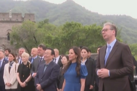 Vučić i srpska delegacija dočekani na Kineskom zidu uz SRPSKO KOLO (FOTO, VIDEO)