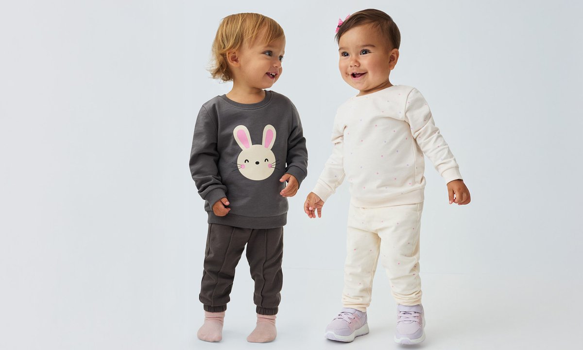 Jesienna wyprawka malucha 2025: co dla niemowlaka i do domu, żeby było ciepło, miękko i… praktycznie