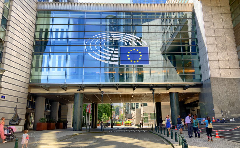 Budynek Parlamentu Europejskiego w Brukseli. Europosłwie tam obradujący zdają się być po raz kolejny kompletnie oderwani od rzeczywistości