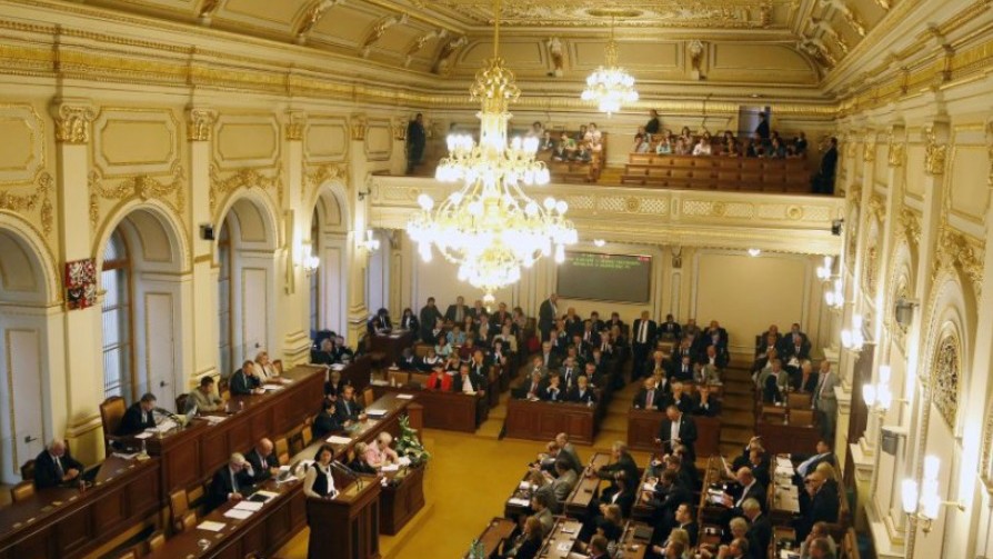 Českí poslanci schválili rozpočet s deficitom 310 miliárd korún.