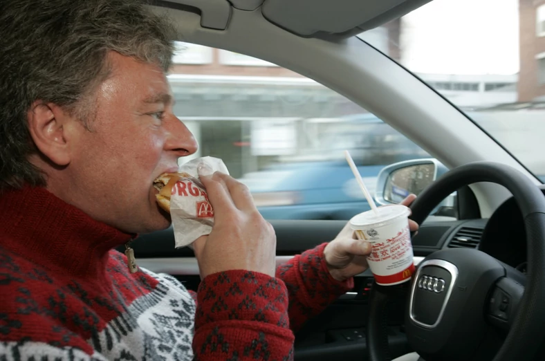 jedzenie w czasie jazdy