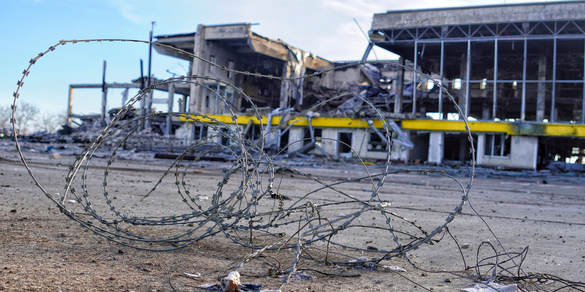 Inwazja Rosji na Ukrainę. Zniszczone lotnisko położone we wsi Czarnobajewka w obwodzie chersońskim.