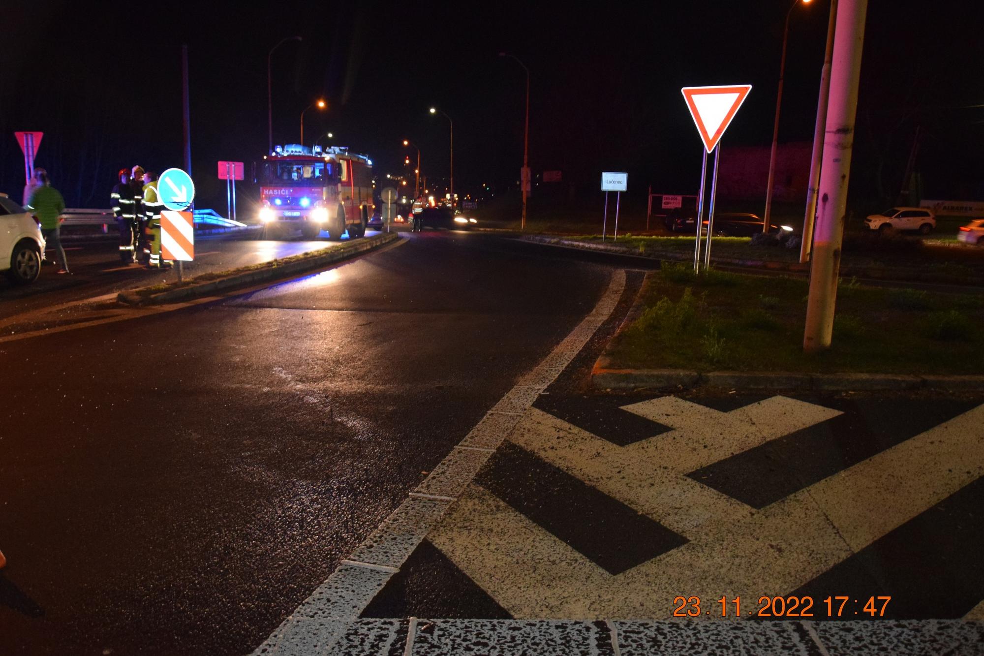 K vážnej dopravnej nehode došlo na križovatke ciest I/16 a I/75 na okraji mesta.