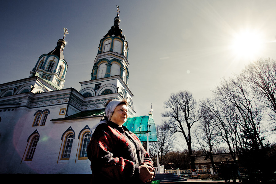 Matuszka Luba przed cerkwią w Czarnobylu