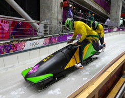 Jamajscy bobsleiści pchają na treningach... samochód
