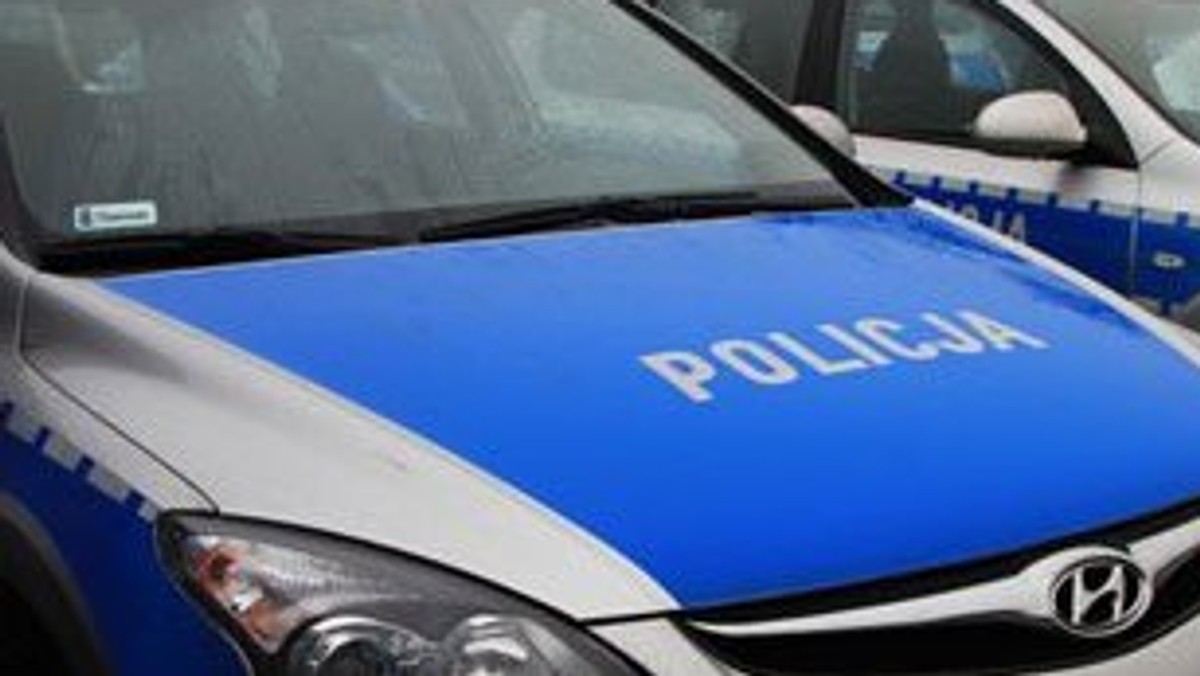 Policja z Ełku prowadzi postępowanie w sprawie mężczyzny, który wyjeżdżając z parkingu, potrącił 62-letnią kobietę z kilkumiesięcznym dzieckiem. Kierowca fiata przez kilka metrów ciągnął wózek w którym znajdowało się niemowlę.