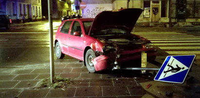 Wypadek na Gdańskiej. Skoszony znak i przewrócone auto