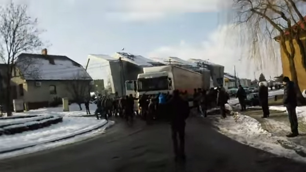 W internecie pojawiło się nagranie, które pokazuje kierowcę tira "ignorującego" blokadę drogową zorganizowaną przez górników z kopalni Pniówek, należącej do JSW. Wydarzenie miało miejsce w Pawłowicach - informuje gazeta.pl.