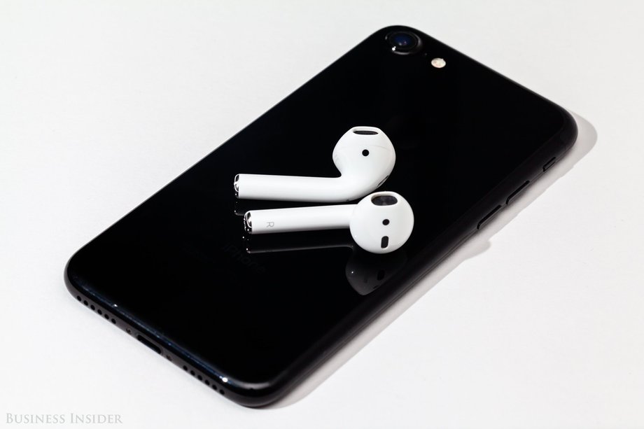 Łatwiej sterować muzyką z poziomu iPhone'a niż polegać całłkowicie na AirPodach