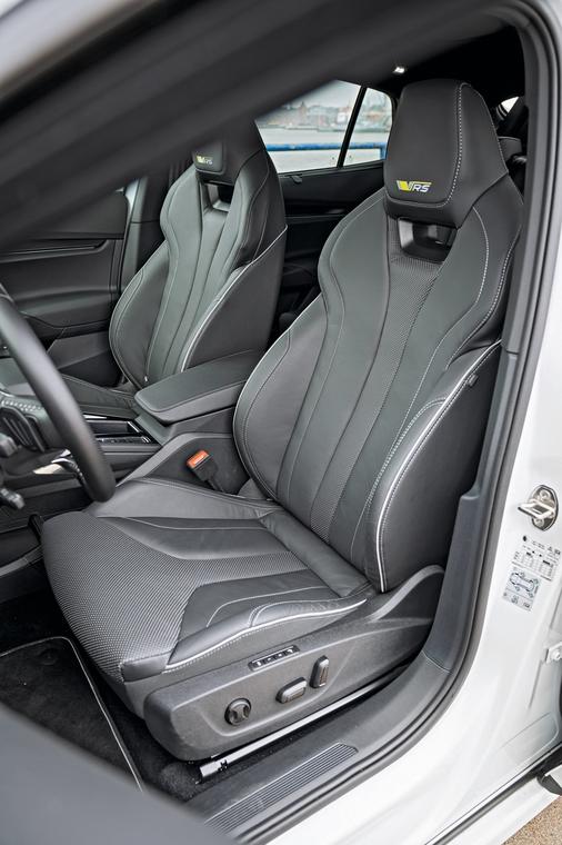 Skoda Enyaq Coupe 2022 - świetne fotele czeskiego SUV-a wprowadzają sportowy klimat w kabinie. Adekwatny do świetnych osiągów auta.