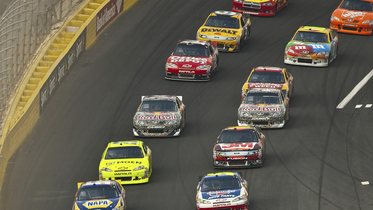 Kansas Speedway padło łupem Brada Keselowskiego, jeżdżącego samochodem marki Dodge. Na piątej pozycji zakończył zmagania lider klasyfikacji ogólnej Carl Edwards.