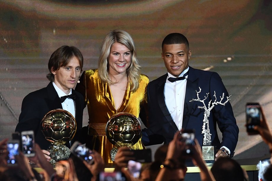 Ada Hegerberg odbierająca Złotą Piłkę w 2018 r. (po lewej Luka Modrić z Realu Madryt, po prawej Kylian Mbappe z Paris Saint-Germain).