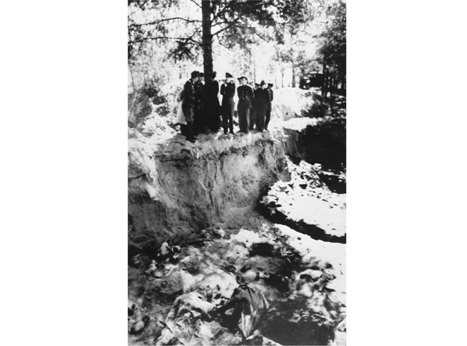 Maj 1943, oficerowie niemieccy na odkrytymi masowymi grobami w lesie katyńskim