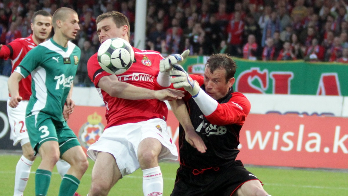 Wisła Kraków pokonała Śląsk Wrocław 1:0 (1:0) w meczu 24. kolejki piłkarskiej Ekstraklasy. Dzięki dzisiejszemu zwycięstwu piłkarze Białej Gwiazdy utrzymali czteropunktową przewagę nad drugim w tabeli Lechem Poznań, z którym zmierzą się już w sobotę.