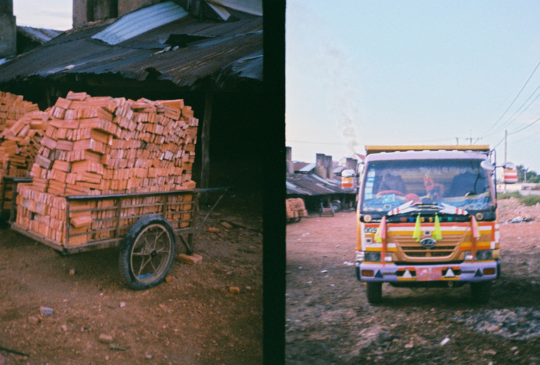 Cegły na wózkach gotowe do transportu na lokalne budowy. Cegielnie, które aż do pandemii Covid-19 napędzały boom budowlany w Kambodży, są często miejscami, gdzie łamane są prawa człowieka.