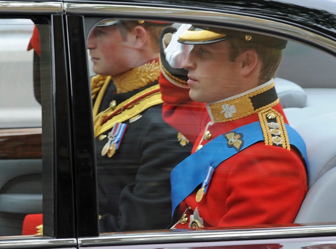 Książę William z bratem Harrym w drodze do Opactwa Westminsterskiego