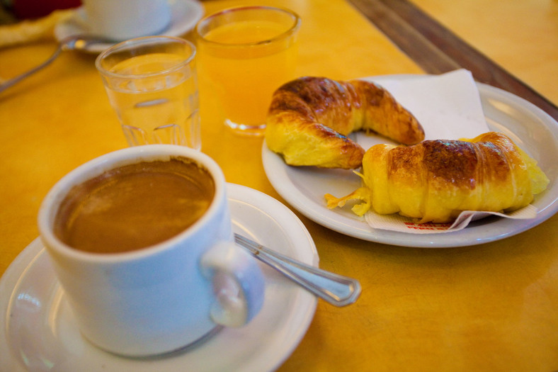 Śniadanie w Buenos Aires: cafe con leche i medialunas