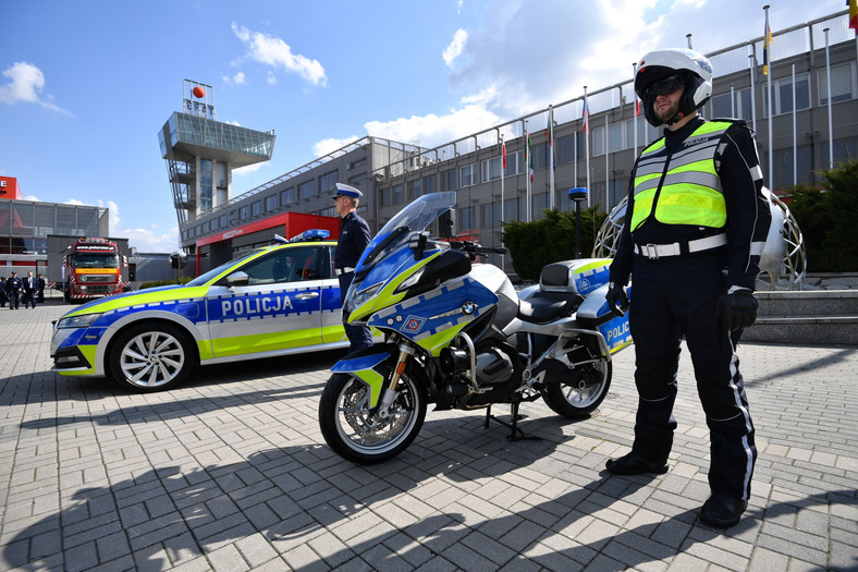 Nowe radiowozy i motocykle polskiej policji