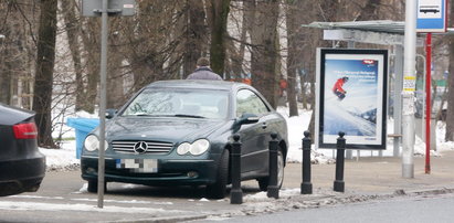 Andrzej Chyra na bakier z przepisami. Tak zaparkował auto!