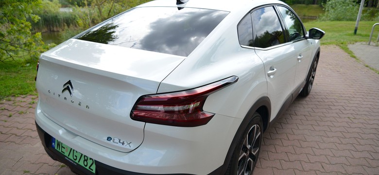 Citroen eC4X jeździ o iskierce, ale ceną też zaskakuje