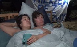 Niecodzienny protest w łóżku. John Lennon i Yoko Ono "dla Mierzei Wiślanej" [WIDEO]