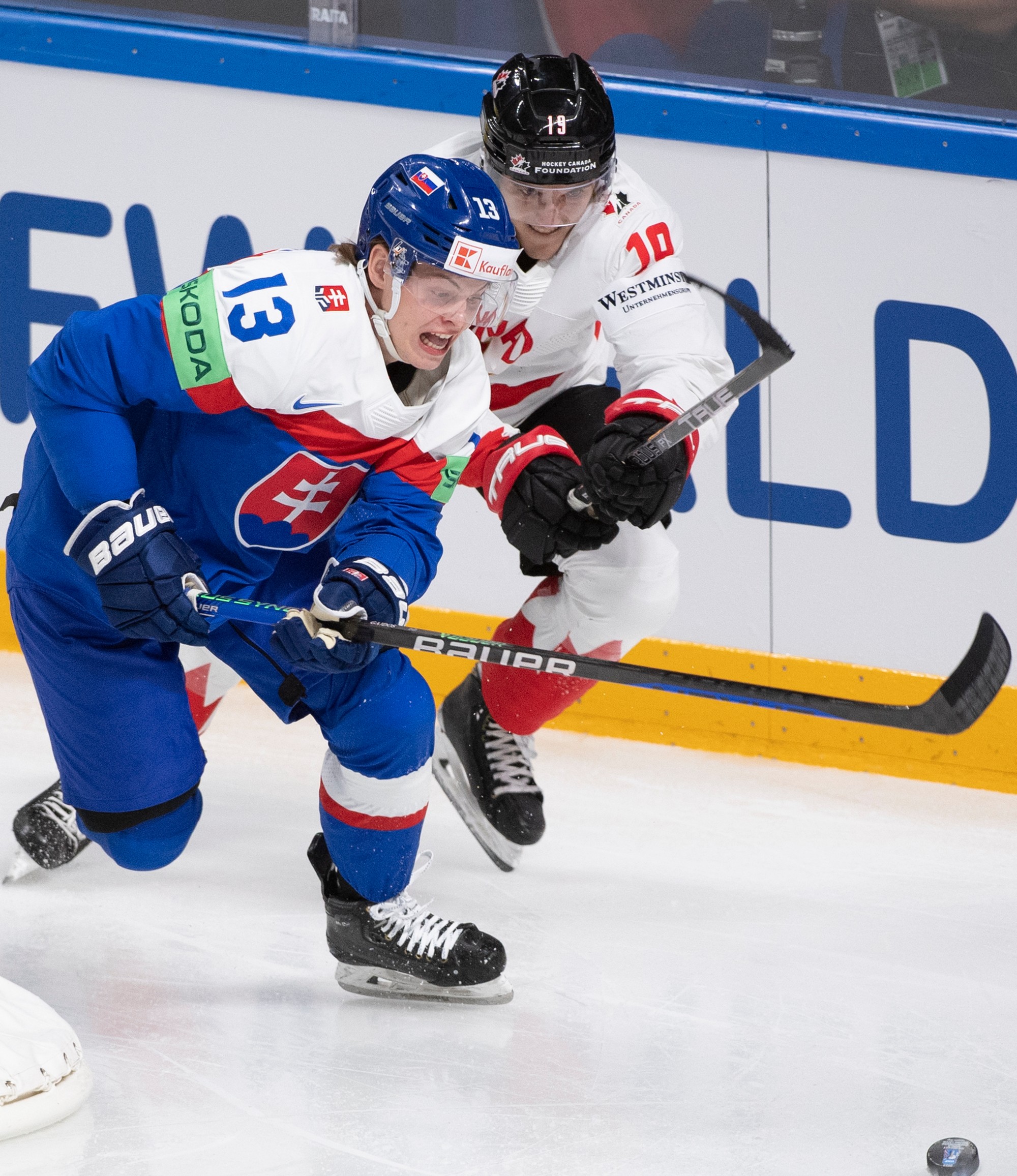 Slovenský hokejový obranca František Gajdoš a Peyton Krebs (Kanada).