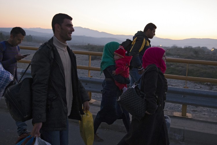 Migranci w drodze do Macedonii