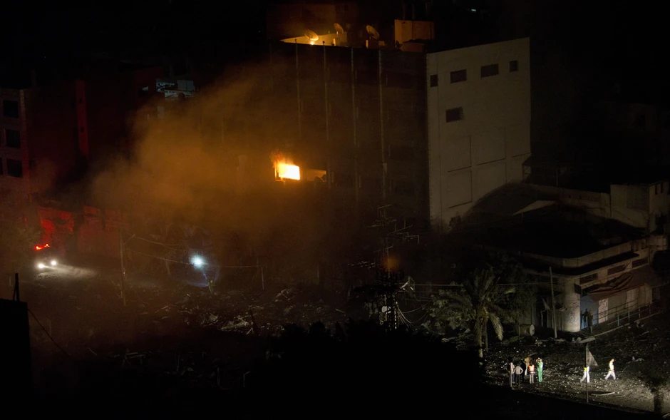 Palestinski spasioci ispred zgrade u Gazi uništene u sinoćnjem izraelskom raketnom napadu