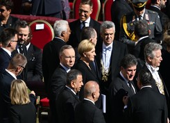 Światowi przywódcy żegnają papieża. Andrzej Duda z małżonką w Watykanie